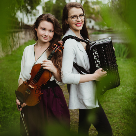 PAVLA TESAŘOVÁ – housle, MARKÉTA LAŠTOVIČKOVÁ – akordeon